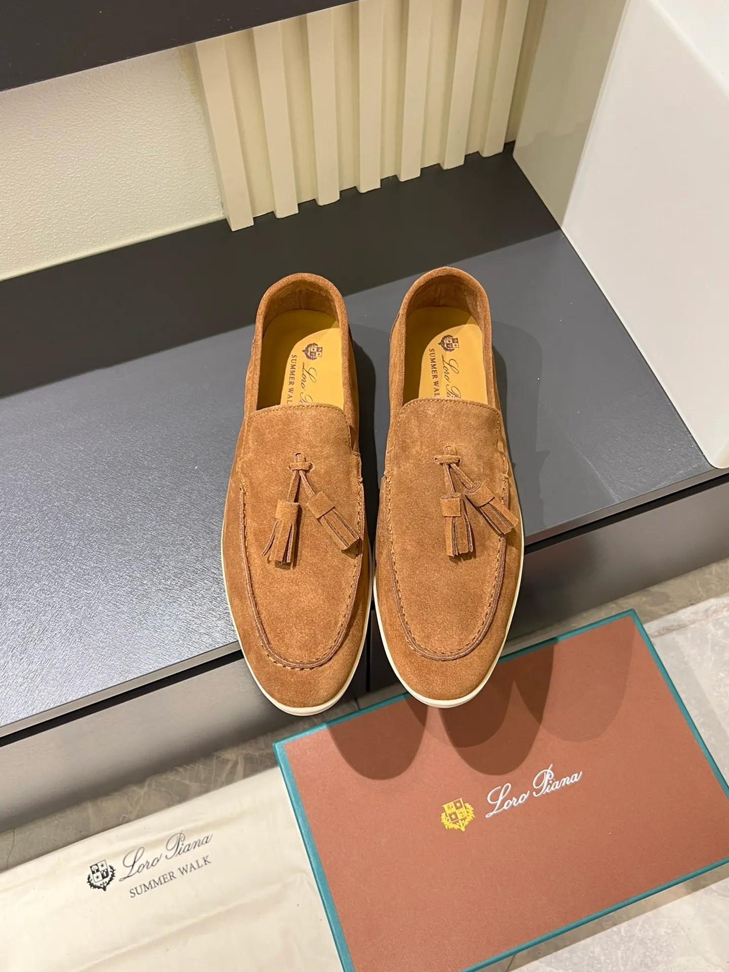 Men's shoes 💰p360 "Loro men's shoes 💰pian'*" Classic L men's shoes for couples 💰p Top version British flat loafers, a must-have item in old money style, the minimalist design is eye-catching and durable, a plus point for dressing The soft foot feel and texture are outstanding. They don’t scratch your feet and are very nice. They are matched with soft and waxy soles. They can be worn daily for a long time without getting tired. They are easy to wear, versatile and classic items, with perfect foot feel and texture! Imported cashmere fabric, the lining is made of imported A-grade water-dyed cow lining, the top version of the genuine leather midsole is sewn with pure handmade mark thread! Size: Female 35-40 (34. Customized) Male 38-44 (45.46. Customized)